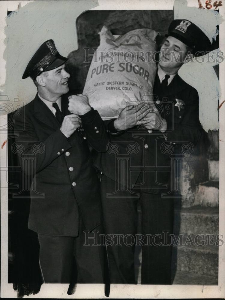 1944 Press Photo 100-Pound Sugar Sack Seized by Chicago Maxwell Street Police-Historic Images