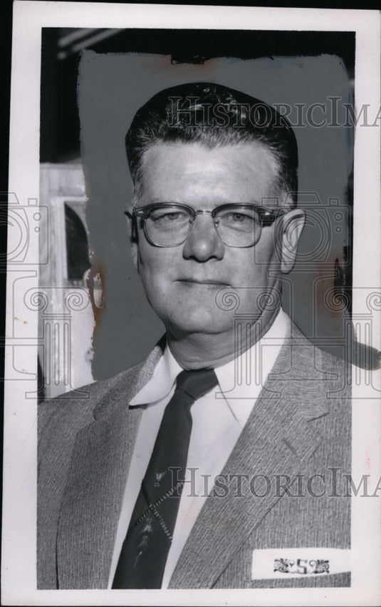 1957 Press Photo Lloyd Merwin, Manager Pick-n-Pay, Cleveland, Ohio - Historic Images