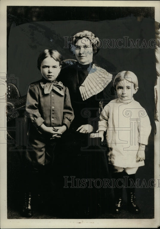 1934 Press Photo Mrs. Runyan & Sons Dick & Paul - Historic Images