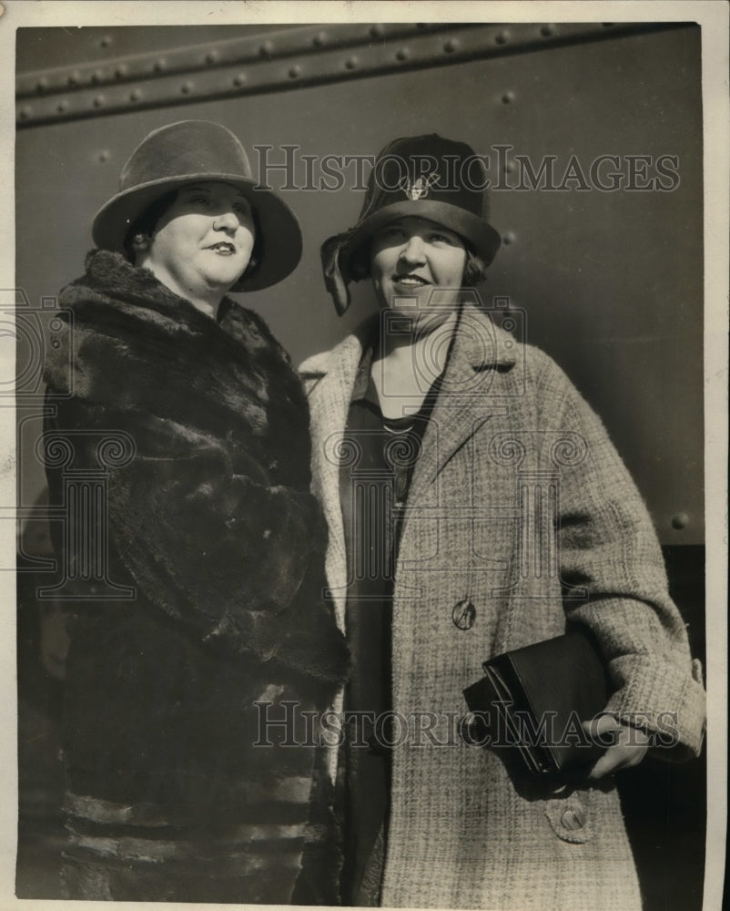 1925 Press Photo Eva &amp; Mary Lammer sisters meet up after separation as children-Historic Images