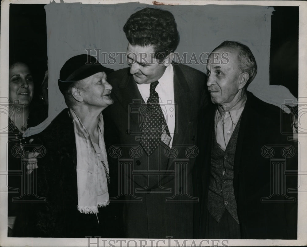 1943 Press Photo Mrs Pauline Nibershied, Fred Hagent of 5th ward with the Mayor - Historic Images