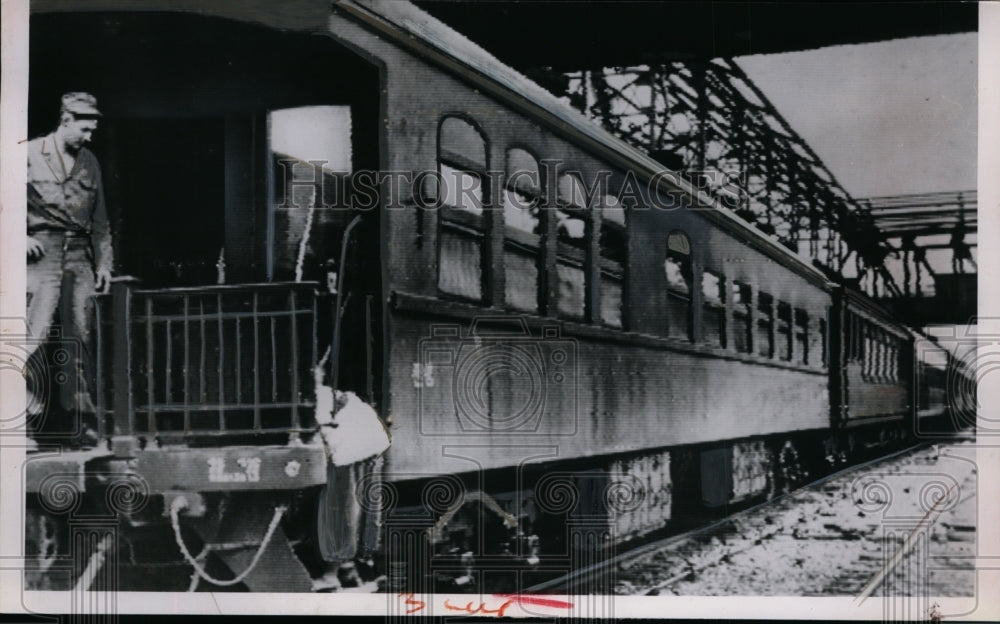 1951 Press Photo Korean workman cleans Peace train steps at Seoul - neo01942-Historic Images