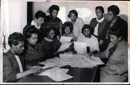 1968 Press Photo Outhward Self Help Club Cleveland Willa Dozier, Cathy Philpot - Historic Images