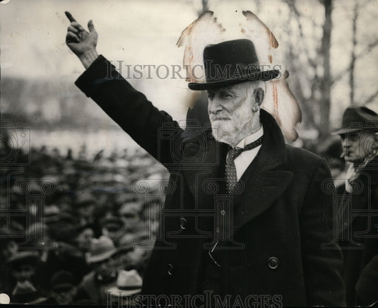 1933 Press Photo CE Wharton addresses farmers at an auction sale - neo02047-Historic Images