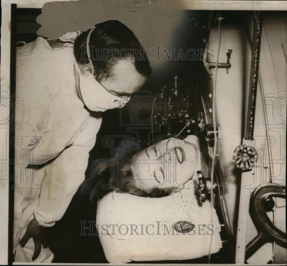 1949 Press Photo Robert G. Davis &amp; Wife During Medical Procedure - neo02100-Historic Images