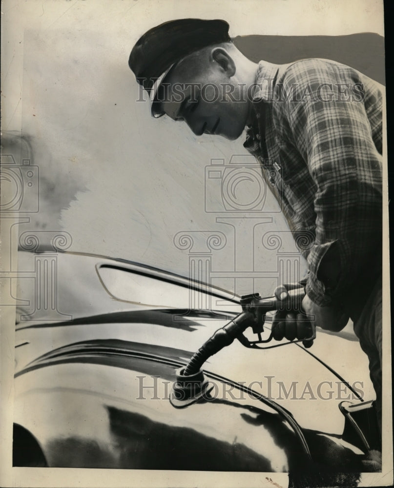 1939 Press Photo Filling Gas Tank - Historic Images