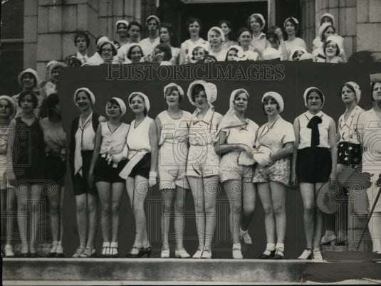 1930 Press Photo A Group of Marshall College Co-eds in Sunbonnets and Shorts - Historic Images