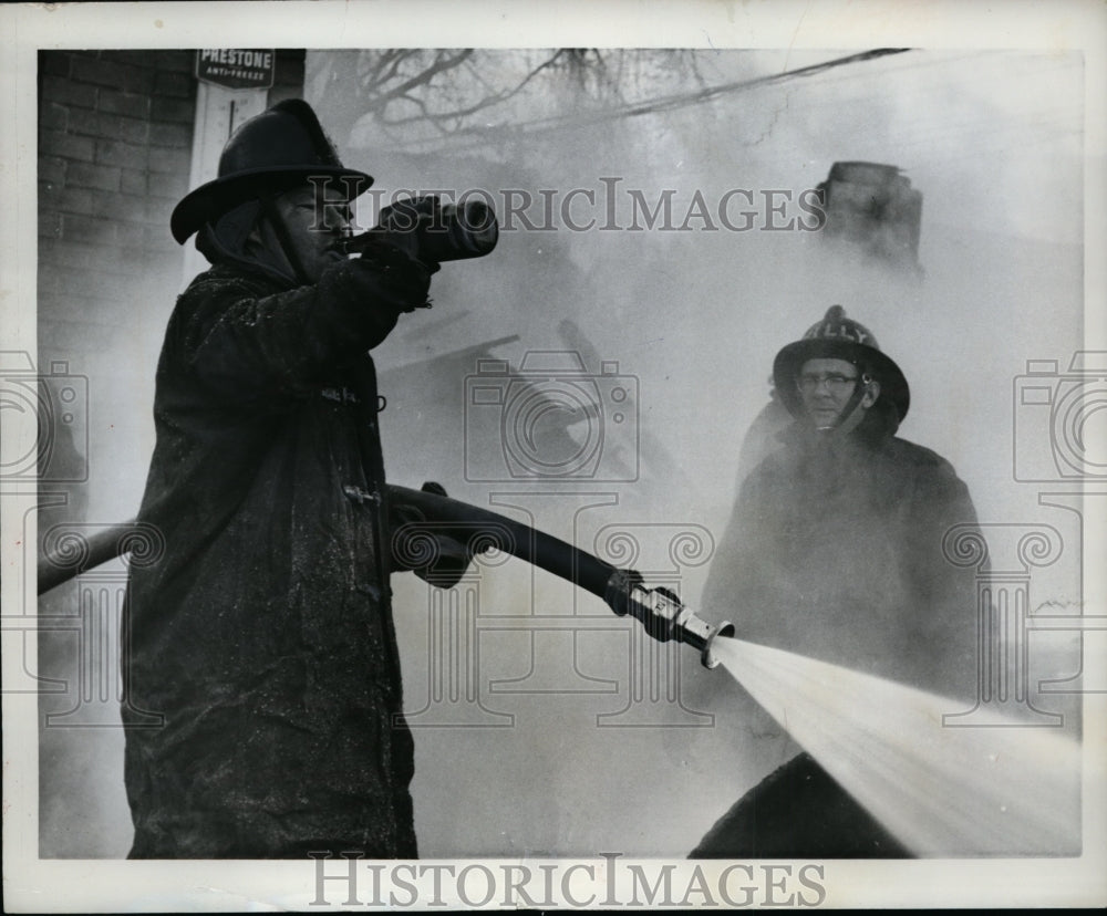 1963 Press Photo Fireman John Bailey Finds a Way to Cool Off in Ontario, Canada - Historic Images