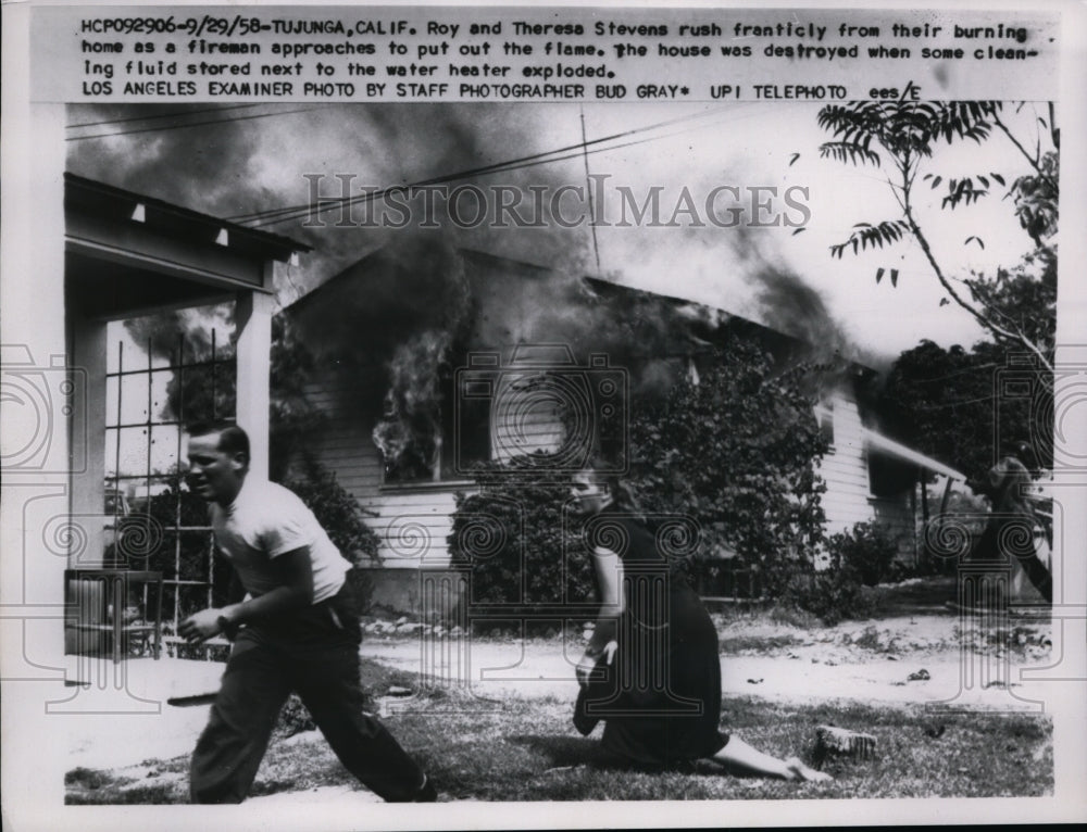 1958 Press Photo Fire at Roy & Theresa Stevens Home, Tujunga, California-Historic Images