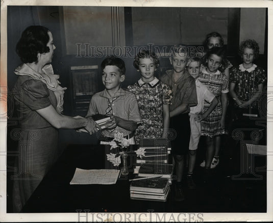 1938 Press Photo Dickie Leche & Louisiana School Children Given Free Books-Historic Images