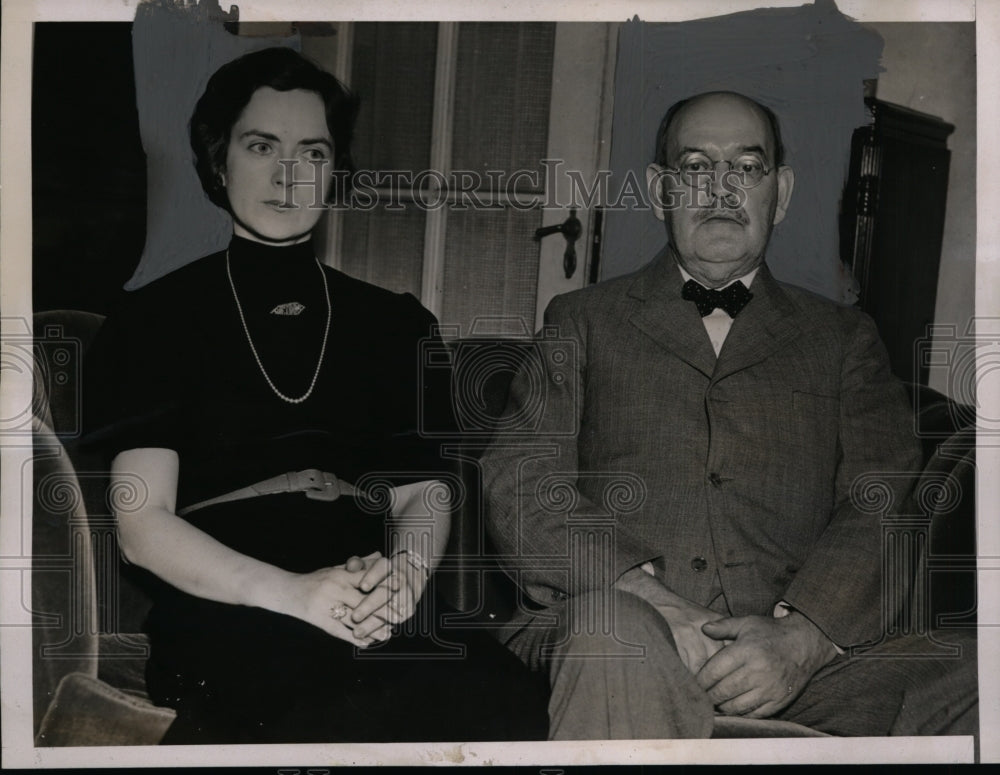 1937 Mrs. Dennis O&#39;Neill, Father Joseph J. McGinley at Murder Trial - Historic Images