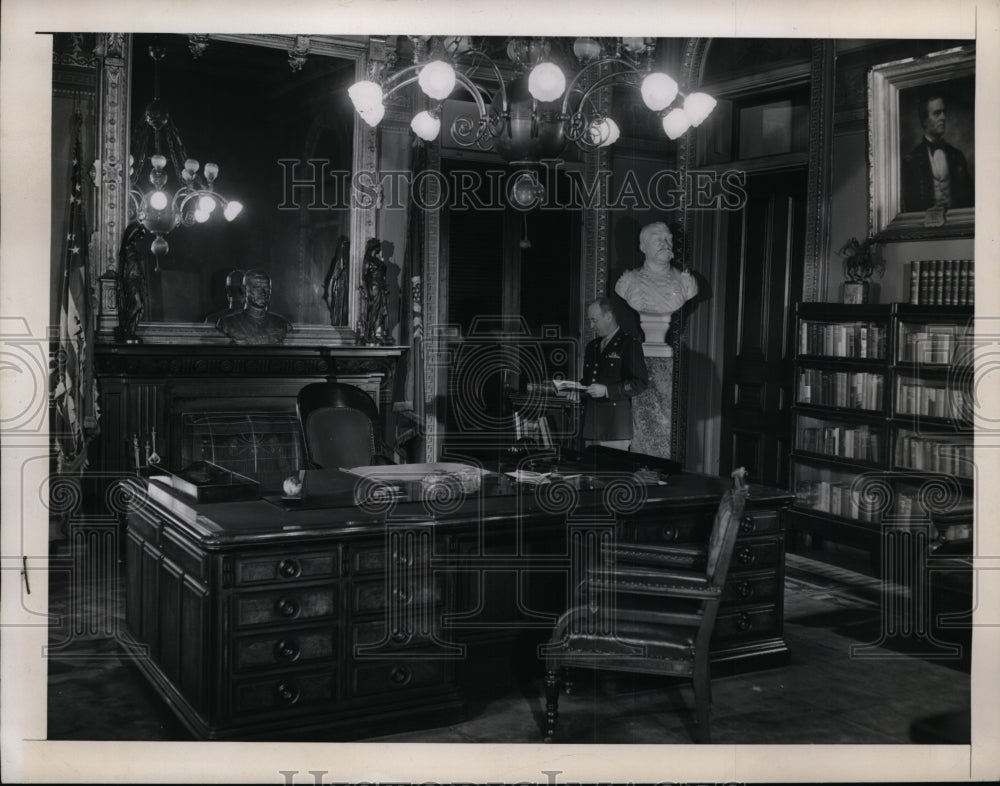 1947 Press Photo Ralph A. Curtin in John J. Pershing Office, US State Department - Historic Images