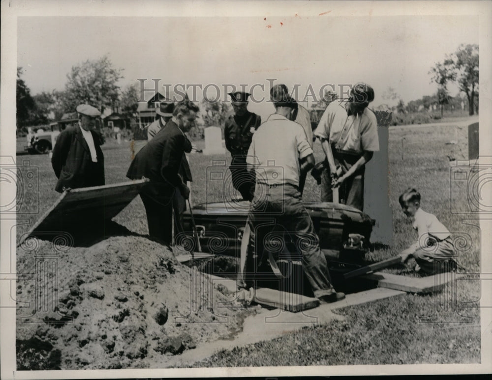 1935 Exhuming Body of Frank Halgas, Insurance Poison Ring Victim - Historic Images