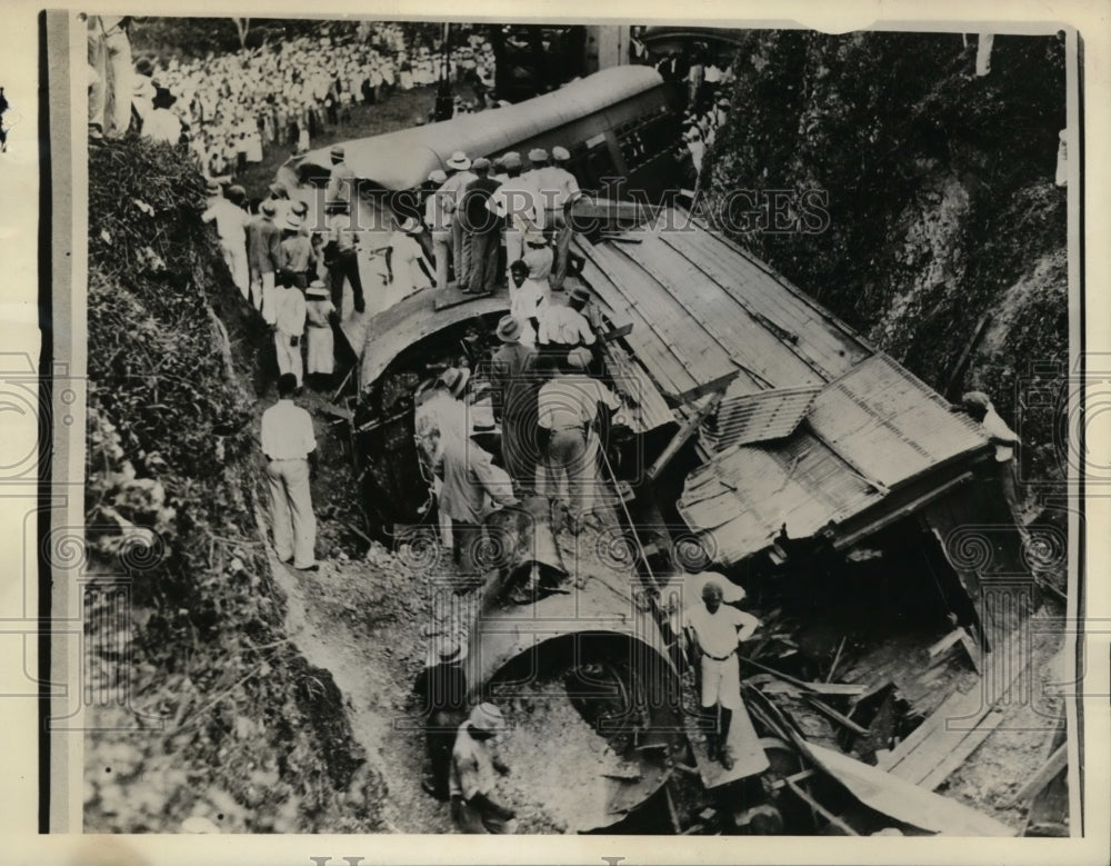 1938 Press Photo Train Wreck in Kingston, Jamaica - Historic Images