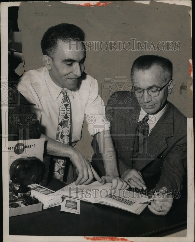 1950 Press Photo Isadore, Louis Koslen Discuss Ideas for Foodtown, Cleveland-Historic Images