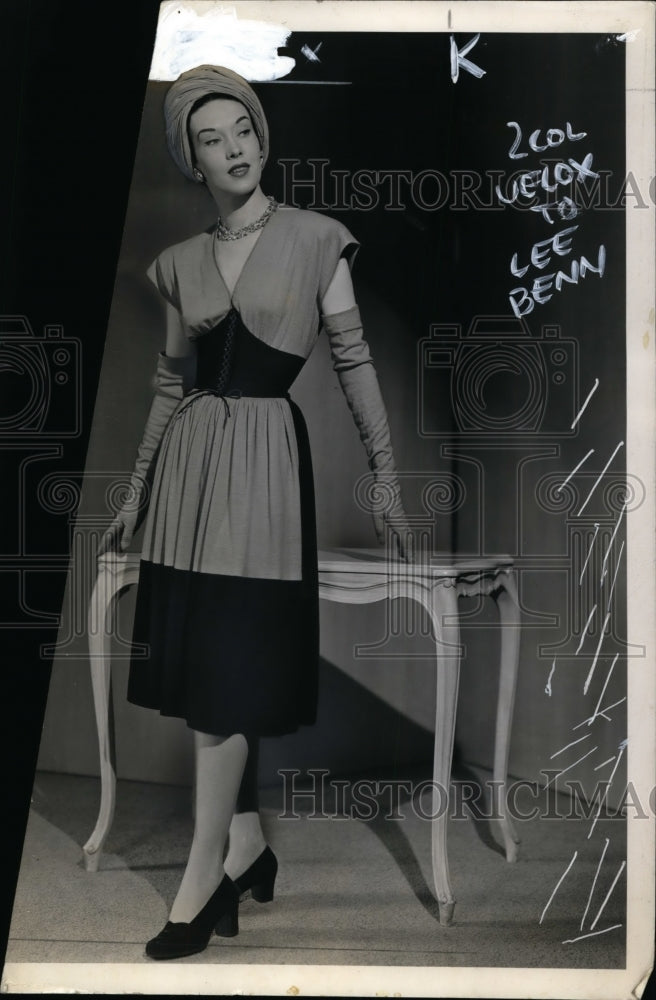 1944 Press Photo Women&#39;s Fashion Model - Historic Images