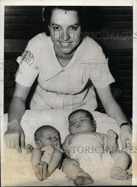 1940 Press Photo Baby of Claude Johnson & Wife, Weighing 15.5 Ounces, Charleston-Historic Images