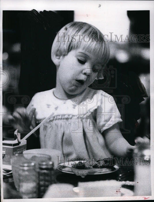 1969 Press Photo Cora Lea Allen, Baby Daughter of Paul Ravenna & Wife-Historic Images