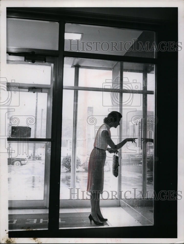 1960 Press Photo Carol Weiss in Apartment Building Looking at Addresses - Historic Images