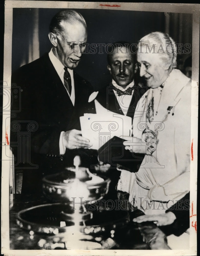 1934 Press Photo The Duke of Kent & Princess Marina is Presented a Silver Bowl-Historic Images