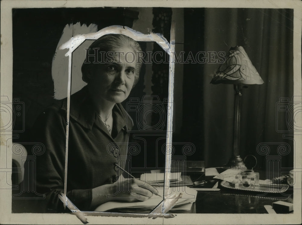1925 Susan Lawrence, Deputy chairman at her flat in Adelphi - Historic Images
