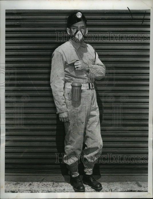 1946 Press Photo Leonard Van Vleet Safety Instructor U.S. Bureau of Mines mining - Historic Images