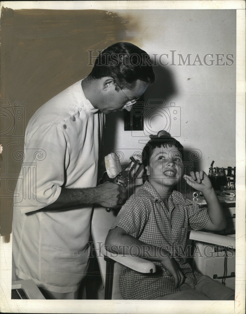 1949 Press Photo David Shaw after operation with Dr. Douglas Muncie - Historic Images