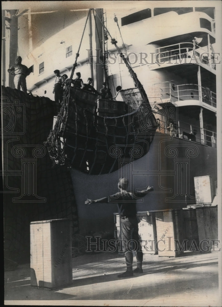 1947 Press Photo S S Pres Pierce at Tokyo loading Silk export Shipment post-war- Historic Images