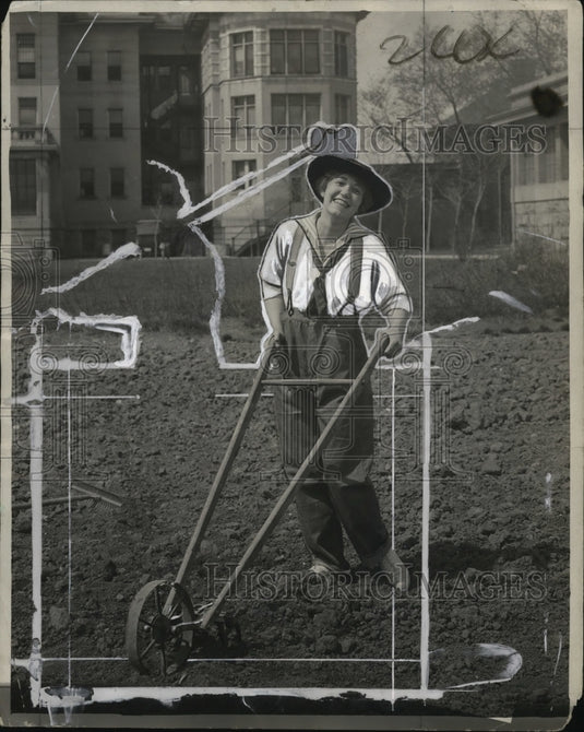 1923 Press Photo Woman working on her Garden - neo03910-Historic Images