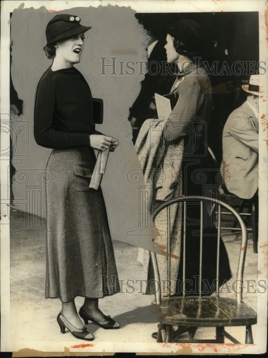1935 Mrs. Dorothy Dood Smith chats with reporter at Laurel Racetrack - Historic Images