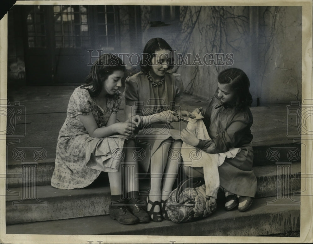 1941 Press Photo Katherine Dallas, Mrs Williain Belden, Anna Manoochio Sewing - Historic Images