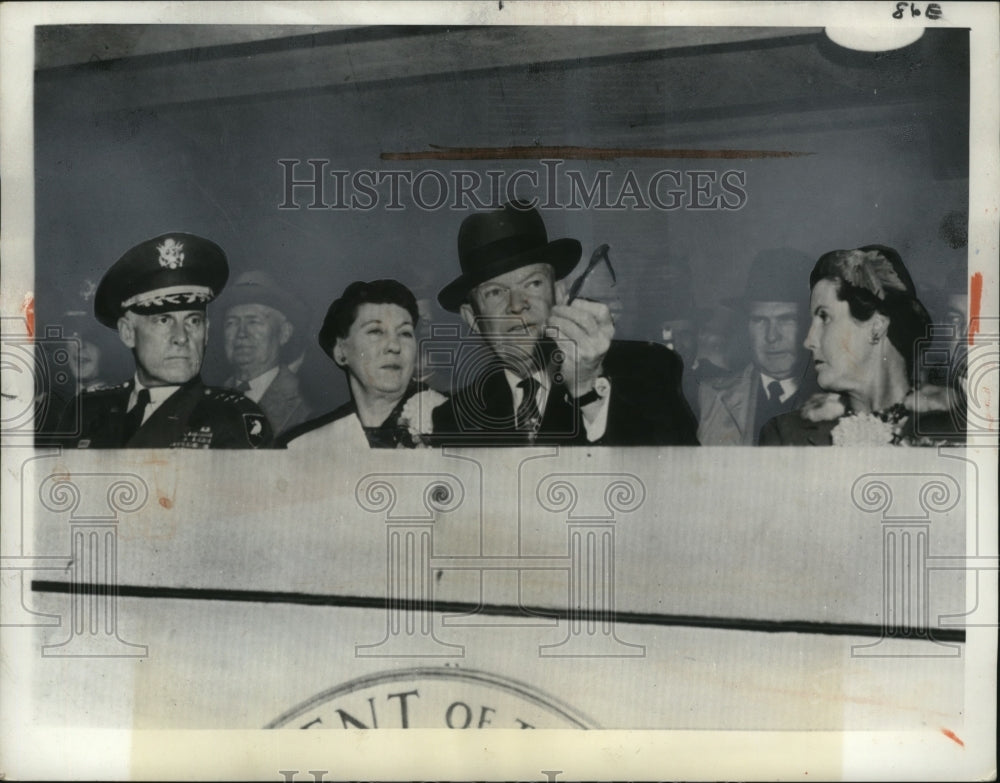1957 Press Photo President Dwight Eisenhower & Wife Mamie at Football Game-Historic Images