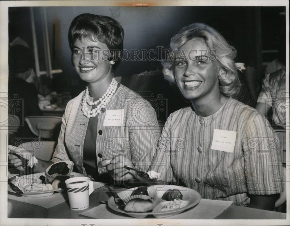 1962 Press Photo Mary Lu Hayden, Geraldine Kurtz @ Greenbriar Junior High School- Historic Images