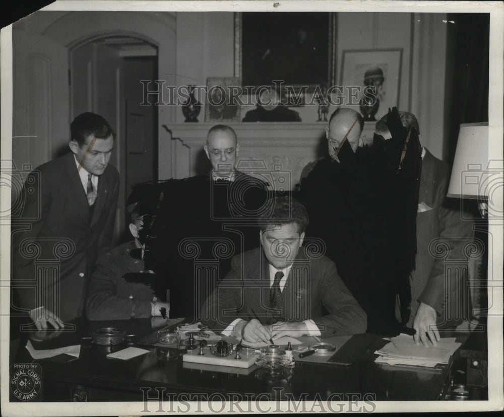 1946 Governor Frank J. Lausche Proclaiming Army Recruiting Week - Historic Images