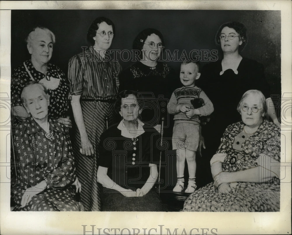 1941 Press Photo Russell Murray of Naples, New York with Seven Grandmothers - Historic Images