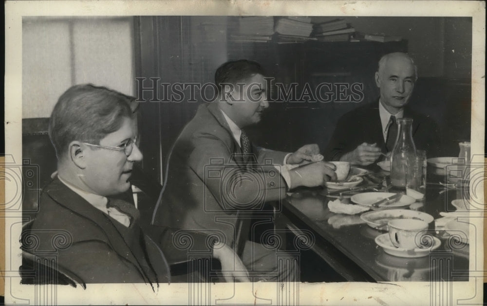 1935 Wisconsin Governor Phil LaFollette &amp; Advisers During Conference - Historic Images