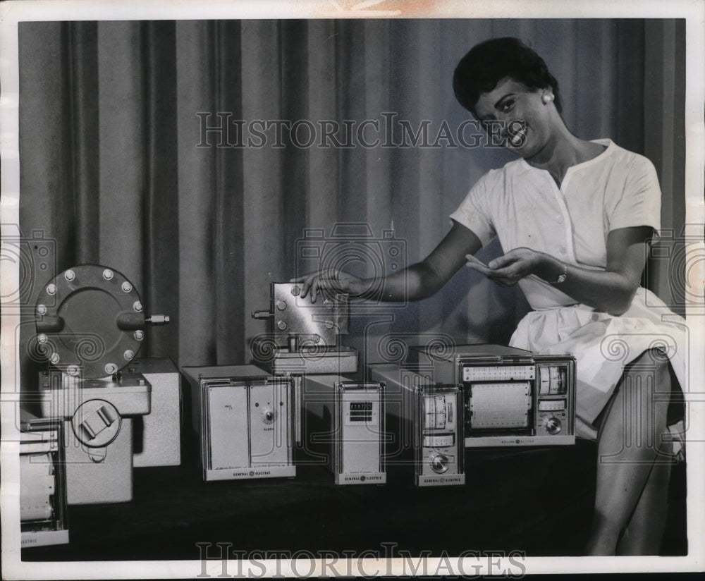 1962 Press Photo Rita Legere with General Electric GE/MAC Instrument Line-Historic Images