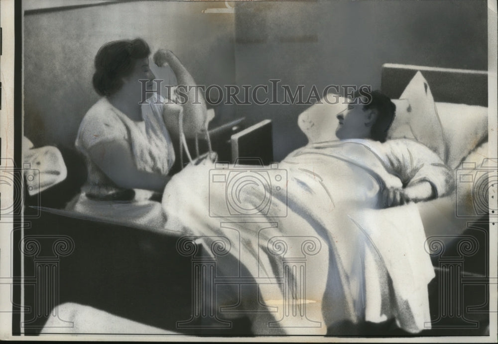 1963 Press Photo David Hellin reunites at Hazleton State General Hospital-Historic Images