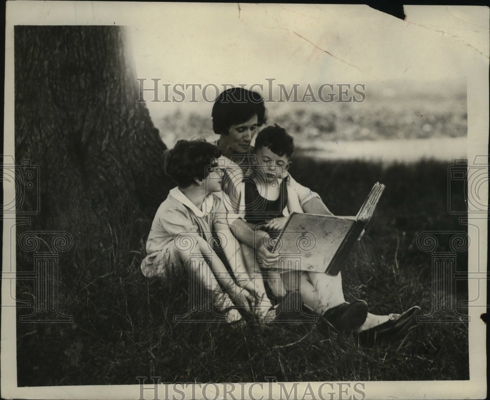 1933 Press Photo Bertha Schwartz & Children at Epsworth Fresh Air College-Historic Images