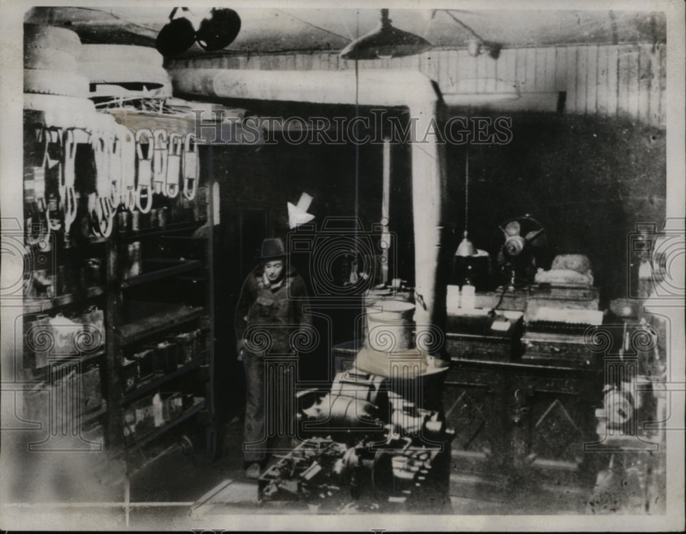 1936 Press Photo Burglar at Shop of Frank Aichelek, East St. Louis, Missouri-Historic Images