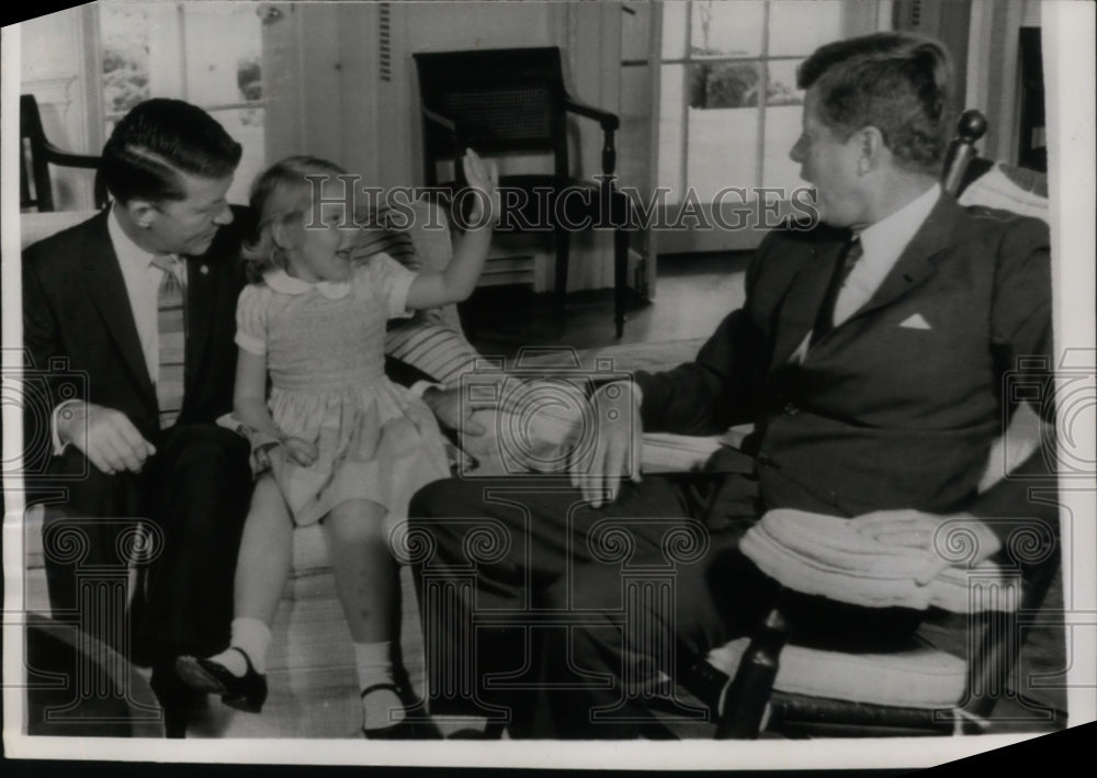 1962 Press Photo Suzanne Schirra &amp; Father Walter Schirra Jr. w/ John F. Kennedy-Historic Images