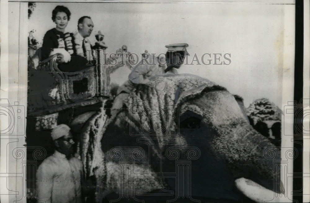 1959 Press Photo Barbara &amp; John Eisenhower Riding Elephant in New Delhi, India - Historic Images