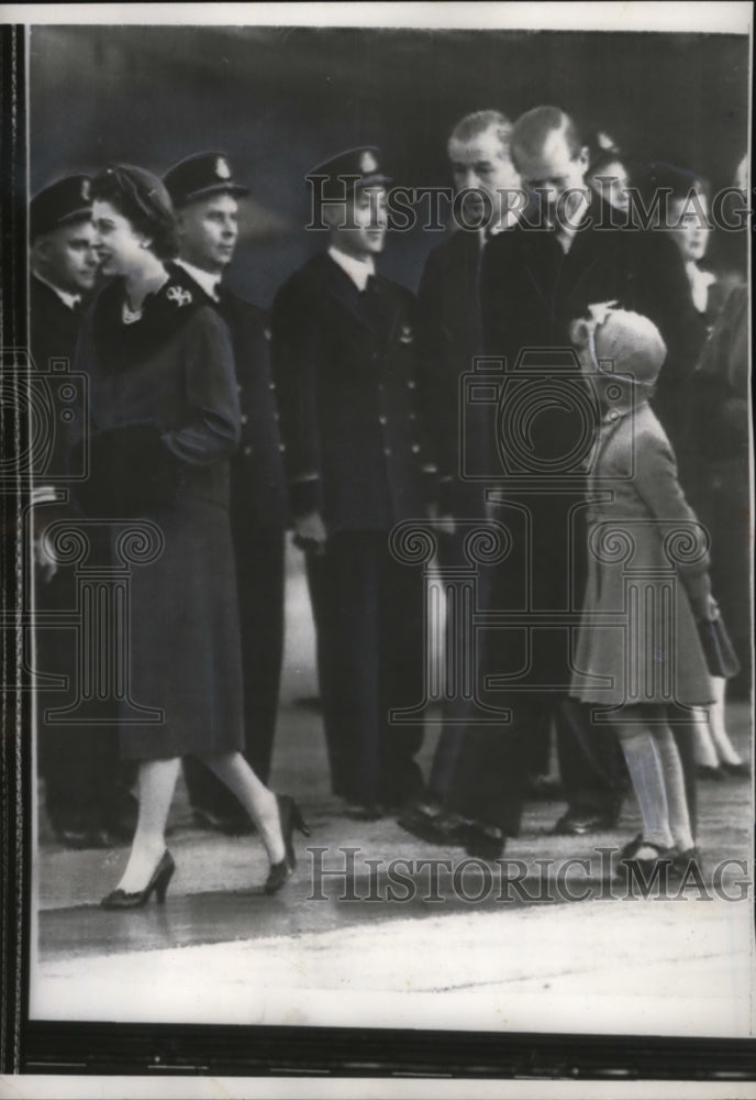 1957 Press Photo Princess Elizabeth II & British Royal Family at London Airport - Historic Images