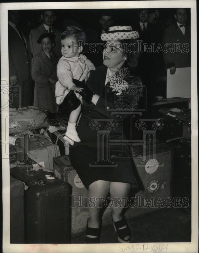 1942 Press Photo MRs. Norny Lozano, and her baby Mimy arrived on Drottningholm- Historic Images