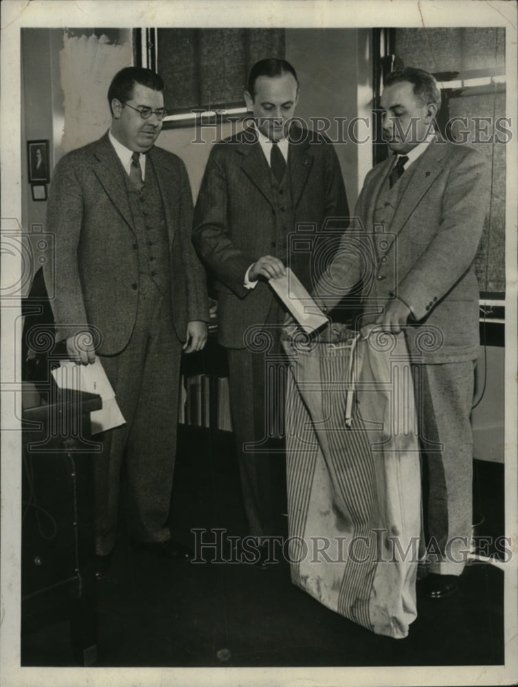 1931 Press Photo First Check Sent Under Veteran&#39;s Act by Colonel George Ijams - Historic Images