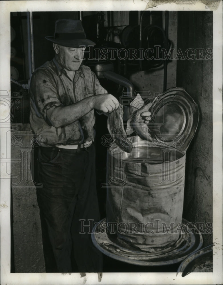 1942 Press Photo Shark Liver Vitamin A Extraction at Woburn Degreasing Company - Historic Images
