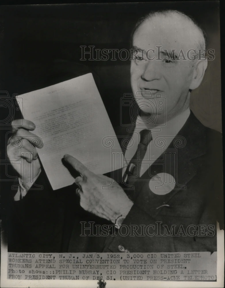 1952 Press Photo Philip Murray of CIO Holding Letter from President Harry Truman - Historic Images