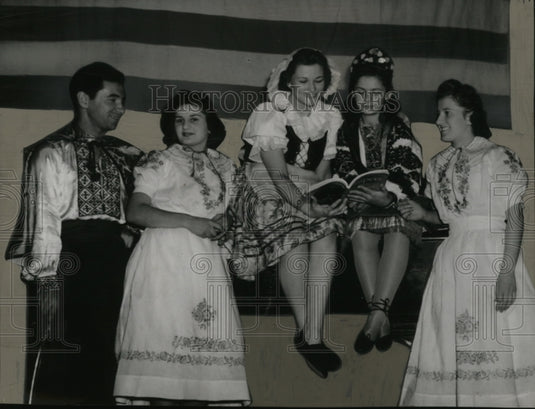 Press Photo Ukrainians in Traditional Dress - neo05286-Historic Images