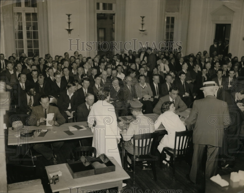 1936 New York Chapter American Red Cross Veterans await Bonus Bonds - Historic Images