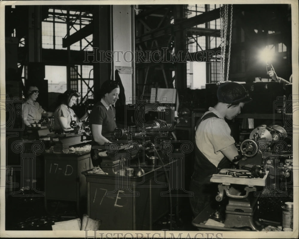 1942 Press Photo Shipbuilding Yards Mary McAllister, Maria MacDonald, Louise - Historic Images
